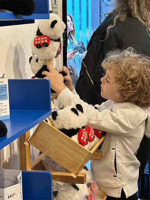 成都熊貓文創(chuàng)快閃店首度亮相倫敦，文化用品引爆英倫熱潮